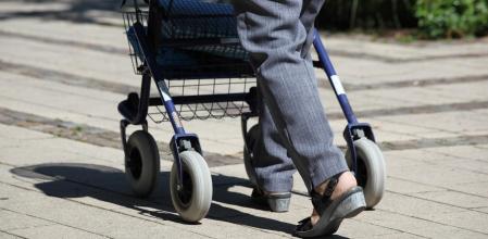 Si se escoge un andador de ruedas, es mejor que lleve los frenos en el manillar.