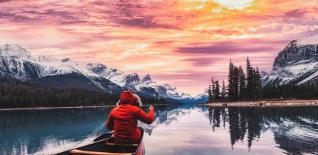 Una canoa se desliza pora guas del lago Maligne, en el parque nacional Jasper de Canadá