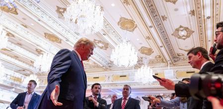 Donald Trump habla con la prensa en su residencia de Mar-a-Lago en la noche de las elecciones legislativas de EE.UU., el martes