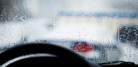 La formación de vaho debido al contrate térmico entre el interio y el exterior del vehículo supone un peligro para la seguridad vial&nbsp;