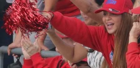 Shakira en el partido de béisbol de su hijo mayor, Milan