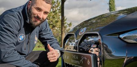 Benzema posa junto a su nuevo BMW i4 M50