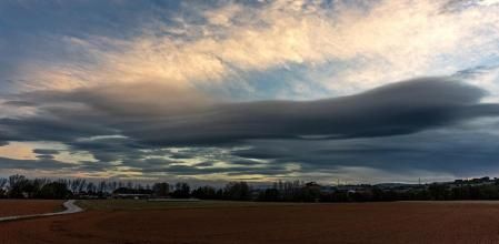 Lenticulares como un submarino flotante a la salida del sol.