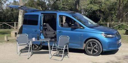 El acceso a las plazas posteriores se realiza a través de una puerta corredera&nbsp;