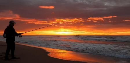 Pescando el candilazo en la playa de Gavà.