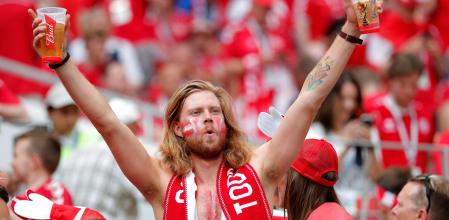 Imagen de un aficionado danés con dos cervezas en el Mundial de Rusia