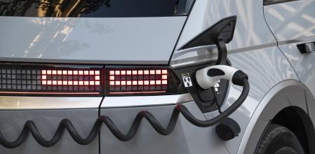 Un coche eléctrico utilizando un cargador público