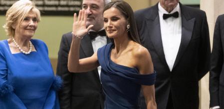 La reina Letizia saluda a su llegada al acto de celebración del 175 Aniversario del Círculo del Liceu