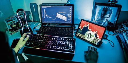 fotoilustracion XAVIER CERVERA 19/11/2022 Enfonsament del mercat de criptomonedes. Una persona muestra, ejemplifica el desplome de las criptomonedas (bitcoin, ethereum, ftx,...)