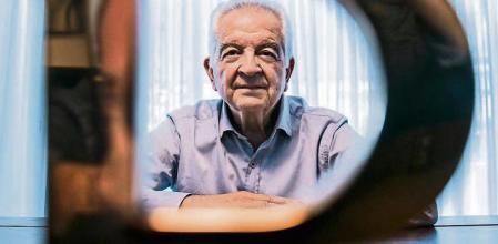 foto XAVIER CERVERA 17/1172022 Borja de Riquer i Permanyer (Barcelona, 1945) es un historiador español y profesor Honorario del Departamento de Historia Moderna y Contemporánea de la Universidad Autónoma de Barcelona. Es hijo del también historiador Martín de Riquer. Ha escrito tanto en castellano como en catalán. Acaba d escribir y publicar la biografia del politico catalan Francesc Cambo (retratado en su piso d Barcelona)