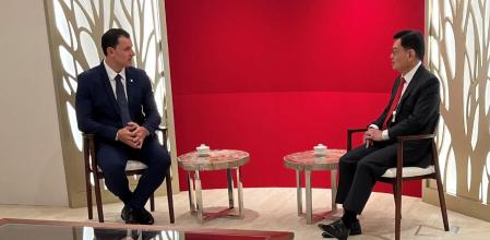 Jordi Gallardo, a la izquierda, conversa con Heng Swee Keat