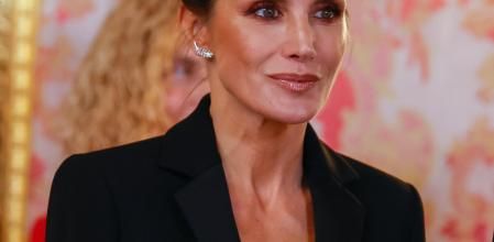 La reina Letizia con su esmoquin de Pertegaz en el Palacio Real de Madrid