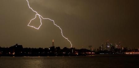 Un relámpago cae sobre la ciudad de Londres