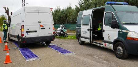 Un control de agentes de tráfico para controlar furgonetas