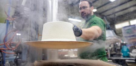 FABRICACIÓN DE SOMBREROS EN LA EMPRESA FERNÁNDEZ Y ROCHE PARA LA MARCA DIOR