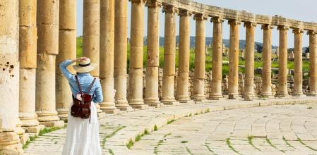 Una joven en la ciudad romana de Jerash