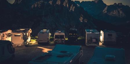Aparcamiento para autocaravanas en los Alpes italianos 