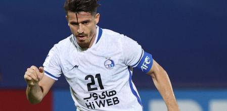 El futbolista Voria Ghafouri disputando un partido entre el Al-Ahli de Arabia Saudita y Esteghlal de Irán el año pasado