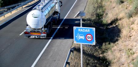 Un camión pasa junto al cartel del radar fijo en la AP-7