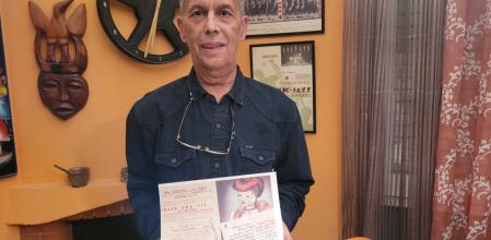 Pere Espinet Coll sosteniendo una copia del programa de 1951 de la proyección de  'Érase una vez...'.