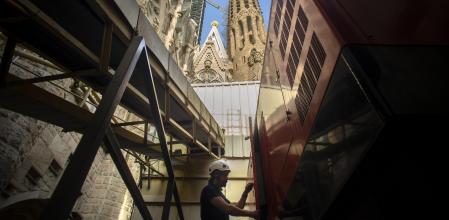 Las profundidades de la Sagrada familia-máquinas generadoras de electricidad,calefacción etc...