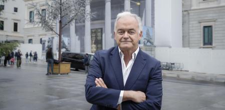 El vicesecretario de Política Institucional del PP, delante del Congreso donde se desarrolla su novela El escaño de Satanás