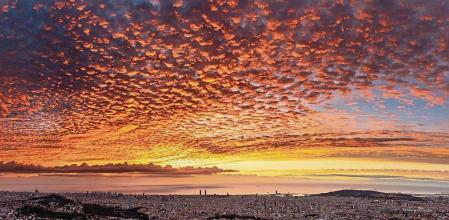 Amanecer de altocúmulos en Barcelona.