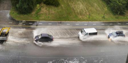 Anticiparse y mantener una velocidad moderada son claves para circular por una carretera encharcada