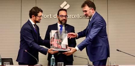 Calvet ha obsequiado a su sucesor con una réplica de la embarcación ganadora de la última Copa del América