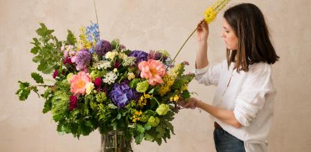 Noemí Alblan reinterpreta el arte floral de lo que podría definirse como la esencia del mediterráneo ibérico