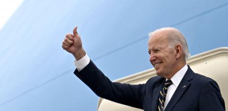 BIden, desembarcando del Air Force One, ayer en Michigan