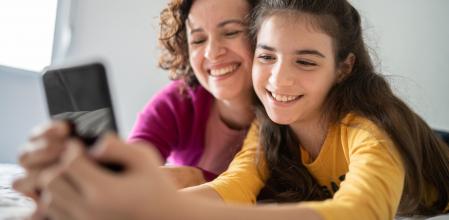 Chatear y enviar mensajes se ha convertido en la forma más habitual de comunicación con familiares y amigos