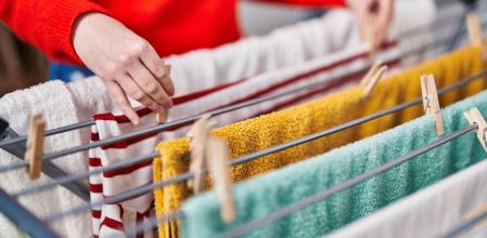 Tender ropa dentro de casa.