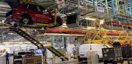Operarios trabajan en la fábrica de Ford Almussafes