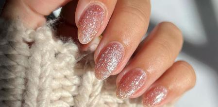 Las uñas de terciopelo es la gran tendencia en manicura para estas fiestas