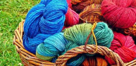 El grosor de la lana y la cantidad de vueltas que le des a la plantilla determinarán el tamaño del pompón.