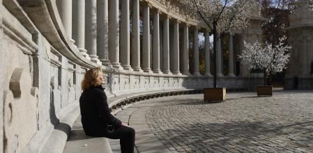 GRAF9434. MADRID, 30/11/2022.- Una mujer toma el sol este miércoles en el parque del Retiro de Madrid. Durante las próximas semanas, y como consecuencia del paso de borrascas atlánticas desde el suroeste peninsular, se prevé un cambio en el patrón atmosférico, que dejará 