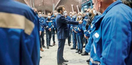 Belfort (France), 18/01/2022.- French President Emmanuel Macron talks to officials and workers as he visits the GE Steam Power System main production site for its nuclear turbine systems in Belfort, eastern France, 10 February 2022. French President Emmanuel Macron is to unveil plans to build new nuclear reactors in the country as part of its energy strategy to reduce planet-warming emissions. (Francia) EFE/EPA/Jean-Francois Badias / POOL POOL PHOTO MAXPPP OUT