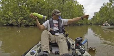 En cuanto vieron lo que asomaba, tiraron la trampa al agua
