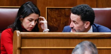 MADRID, 01/12/2022.- La líder de Ciudadanos, Inés Arrimadas (i), y el portavoz del partido en el Congreso, Edmundo Bal (d), durante el pleno celebrado este jueves, en el Congreso de los Diputados en Madrid. EFE/ Javier Lizon
