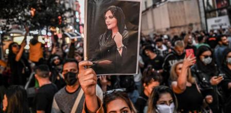 A medida que pasan los días la intriga para las iraníes, especialmente en Teherán, se hace mayor: ¿volverá a la calle la policía de la moral?

Hace semanas que no se la ve y ayer el fiscal general dijo que había sido desmantelada. Esta noticia, que no ha sido confirmada por otras instancias gubernamentales, no significa que vaya a modificarse la ley que obliga a las mujeres a cubrirse la cabeza, aunque el mismo fiscal general anunció el sábado en el Parlamento que podría haber un replanteamiento.

En todo caso, los agentes de la moral y las mujeres vestidas con el estricto chador negro que durante años se han ubicado en lugares céntricos de las grandes ciudades, acompañadas por hombres y siempre increpando a las jóvenes por su vestir, desaparecieron por arte de magia hace tres meses cuando arreciaron las protestas por la muerte de la joven de 22 años, Mahsa Amini, dos horas después de haber sido capturada por una patrulla de la hoy desgraciada Ghasht-e Ershad, la policía de la moral.

Suscríbete a nuestro canal: http://bit.ly/suscribeteLV

Lee esta y más historias en https://www.guyanaguardian.com/

Síguenos en:
Instagram: https://www.instagram.com/lavanguardia/
Twitter: https://twitter.com/LaVanguardia
Facebook: https://es-la.facebook.com/LaVanguardia