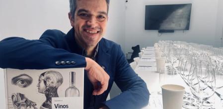 Ferrán Centelles con el volumen VI del Sapiens del Vino