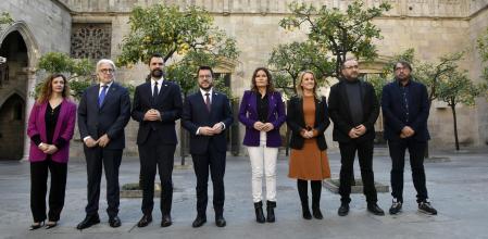 Foto de familia de los firmantes del pacto, con Pere Aragonès en el centro