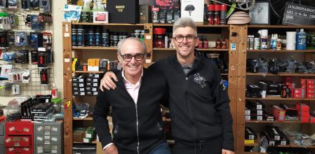 Salvador y Àlex Gálvez, padre e hijo, en el mostrador de Galvesport.