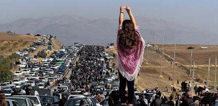 Imagen de archivo de una mujer sin velo, el pasado octubre, sobre un coche en una caravana de vehículos en dirección a Saqez, ciudad natal de Mahsa Amini
This UGC image posted on Twitter reportedly on October 26, 2022 shows an unveiled woman standing on top of a vehicle as thousands make their way towards Aichi cemetery in Saqez, Mahsa Amini's home town in the western Iranian province of Kurdistan, to mark 40 days since her death, defying heightened security measures as part of a bloody crackdown on women-led protests. - A wave of unrest has rocked Iran since 22-year-old Amini died on September 16 following her arrest by the morality police in Tehran for allegedly breaching the country's strict rules on hijab headscarves and modest clothing. (Photo by UGC / AFP) / AFP PICTURES OF THE YEAR 2022

=== RESTRICTED TO EDITORIAL USE - MANDATORY CREDIT 