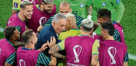 Soccer Football - FIFA World Cup Qatar 2022 - Round of 16 - Brazil v South Korea - Stadium 974, Doha, Qatar - December 5, 2022 Brazil's Richarlison celebrates scoring their third goal with Brazil coach Tite and teammates REUTERS/Pedro Nunes