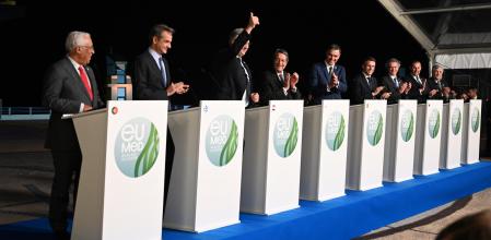 El primer ministro croata responde al aplauso de los presentes por la clasificación de su país en el Mundial de Fútbol, al comienzo de la comparecencia de los líderes erupoeos del Mediterráneo.