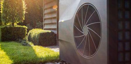 Unidad exterior de una bomba de calor en una vivienda