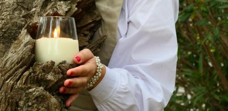 Valeria Méndez muestra una vela ecológica.