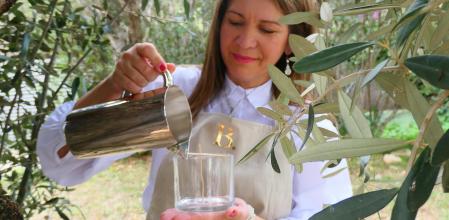 Valeria Méndez, con la jarra, en pleno proceso de elaboración de la vela.